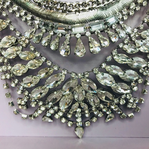 🆑 Luxe Jeweled Bib Necklace - Picture 5 of 7